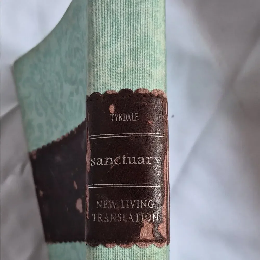 Tyndale Sanctuary Devotional Bible for Women NLT Second Edition Hardcover 2006